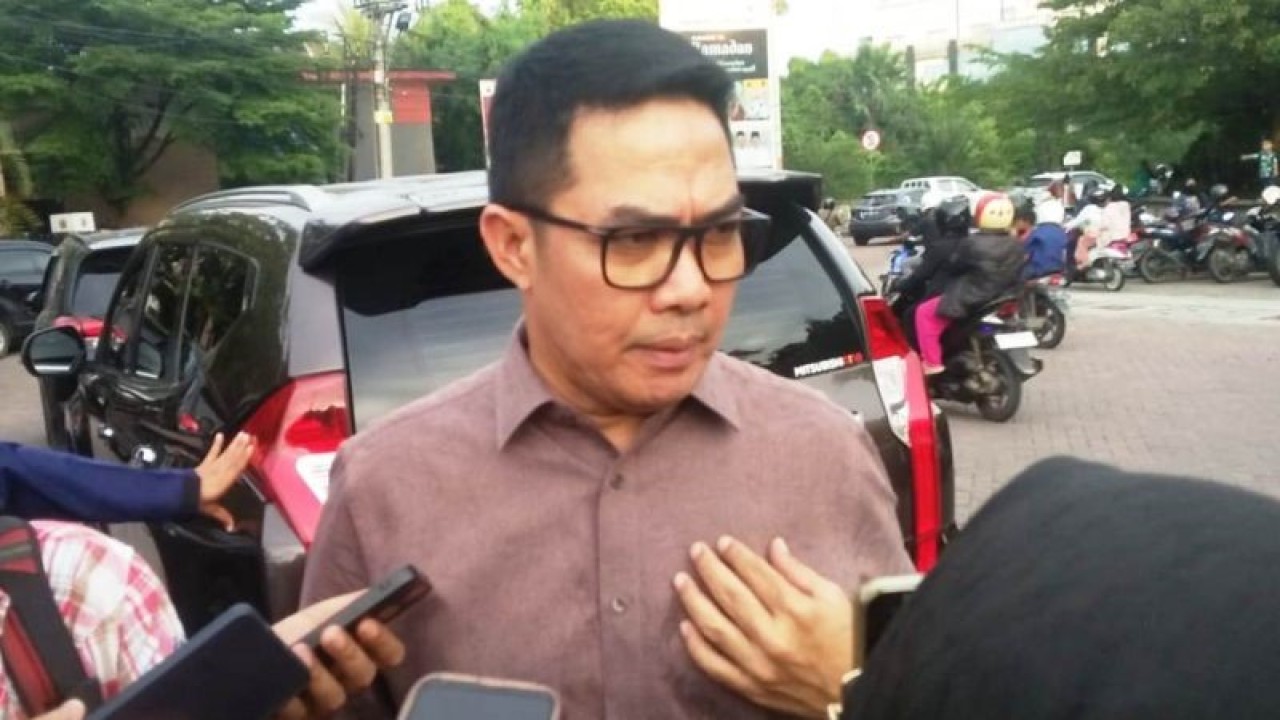 Wali Kota Samarinda Andi Harun diwawancarai wartawan (ANTARA/ M Ghofar)