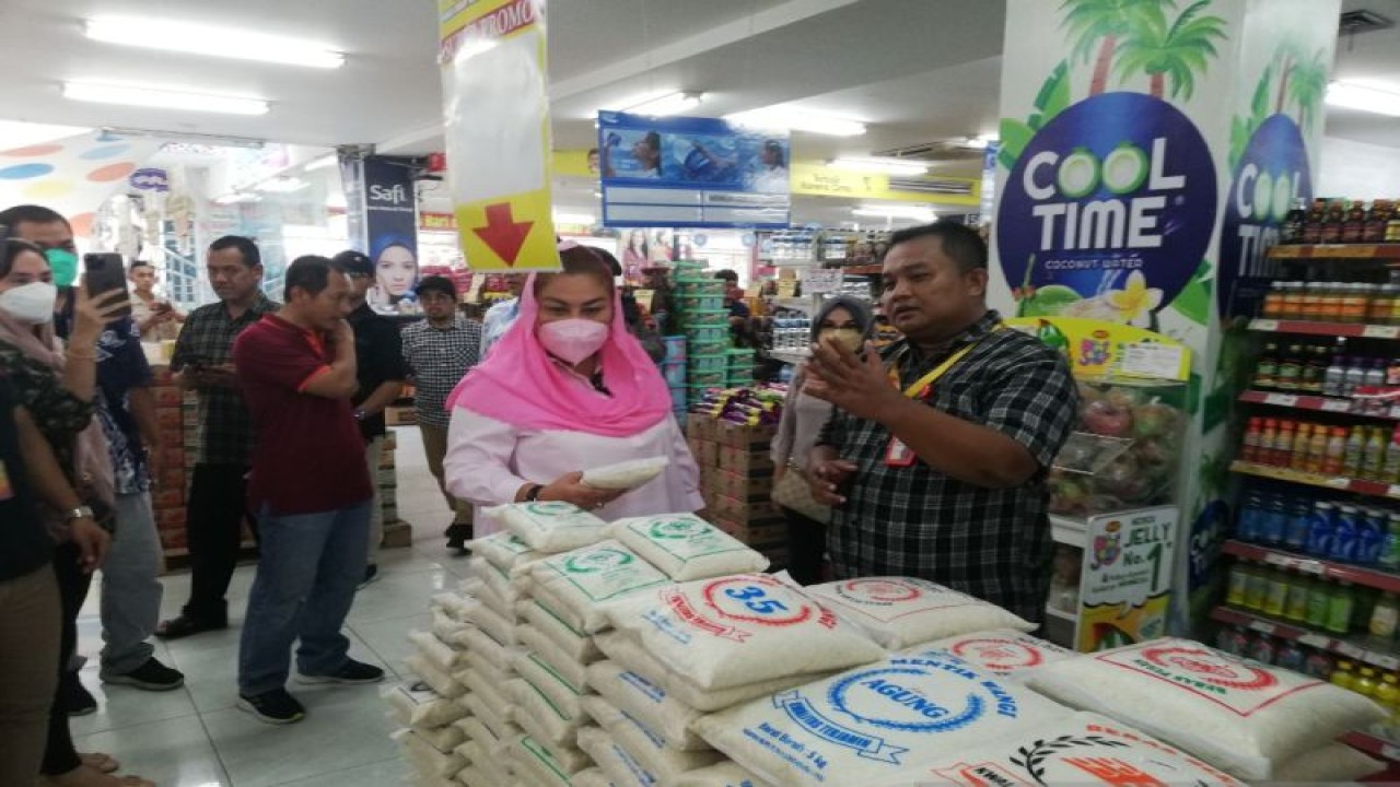 Wali Kota Semarang Hevearita Gunaryanti Rahayu saat melakukan pantauan harga komoditas menjelang Lebaran 2023 di salah satu tempat perbelanjaan di Semarang, Rabyu (19/4/2023). (ANTARA/Zuhdiar Laeis)