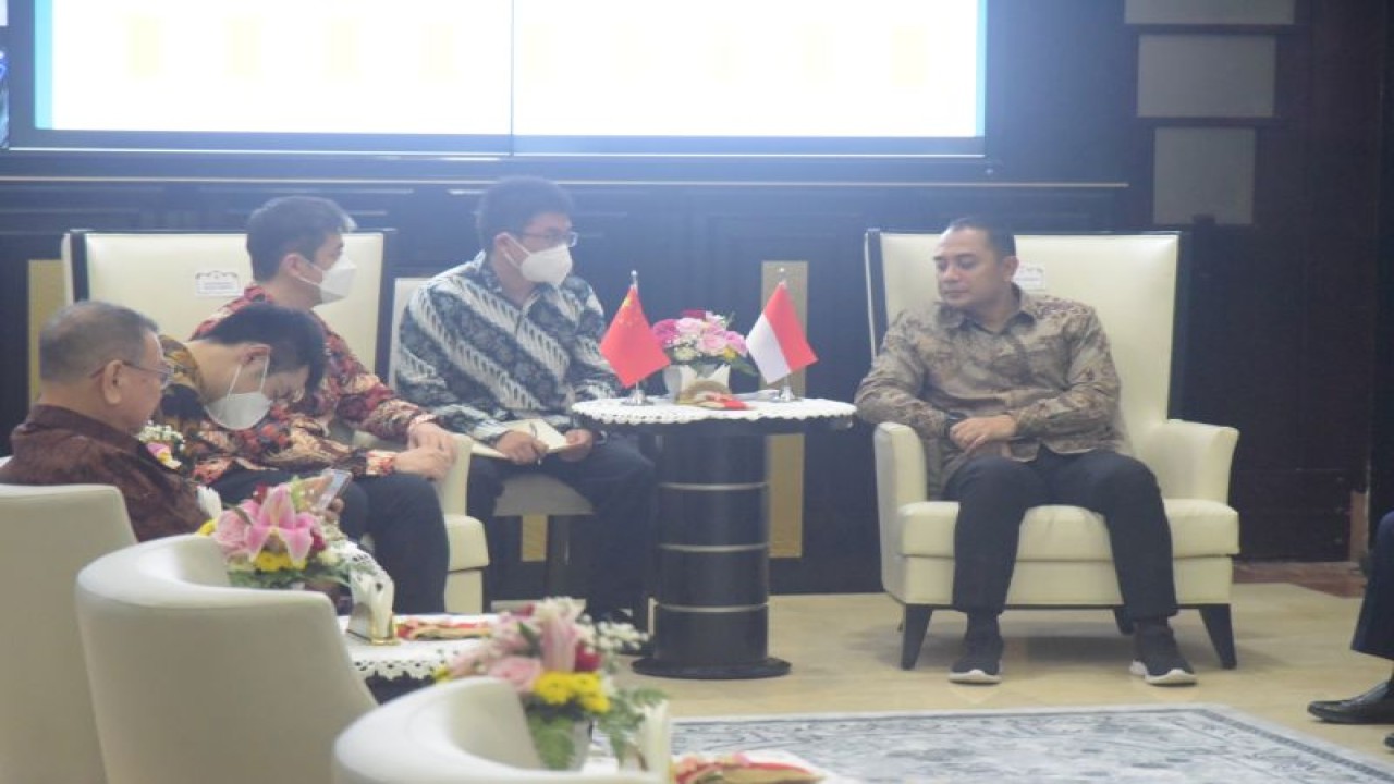 Wali Kota Surabaya Eri Cahyadi (kanan) saat menerima kunjungan Konsul Jenderal Republik Rakyat Tiongkok (RRT) Mr. Xu Yong di Balai Kota Surabaya, Senin (10/4/2023). (ANTARA/HO-Diskominfo Surabaya)