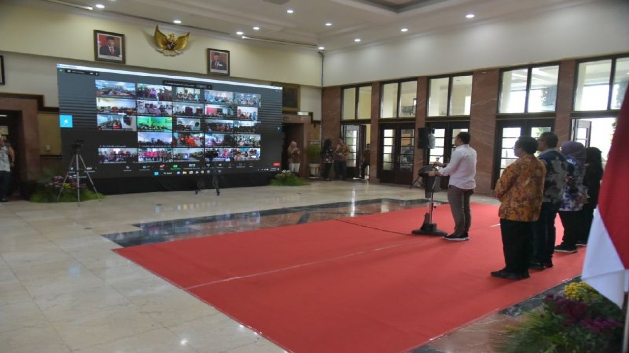 Wali Kota Suabaya Eri Cahyadi saat menggelar halal bihalal secara virtual bersama seluruh pegawai di lingkungan Pemkot Surabaya, Kamis (27/4/2023). (ANTARA/HO-Diskominfo Surabaya)