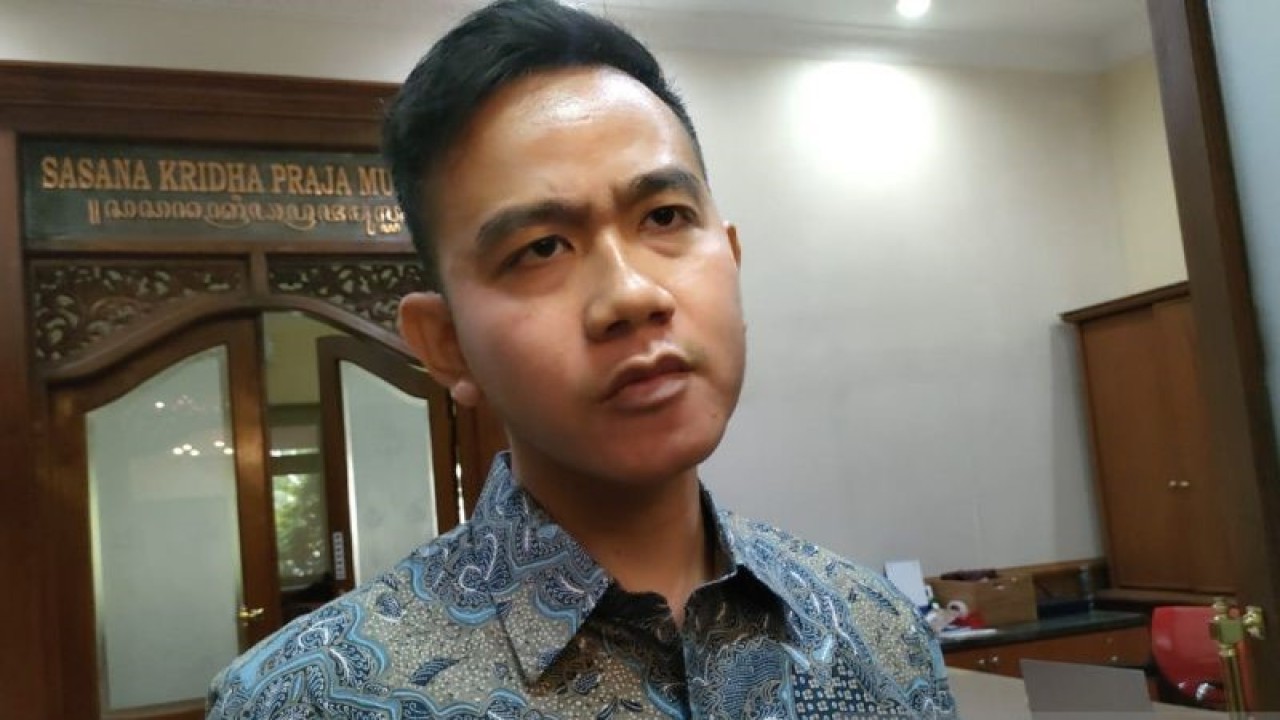 Wali Kota Surakarta Gibran Rakabuming Raka saat bertemu wartawan di Solo, beberapa waktu lalu. ANTARA/Aris Wasita