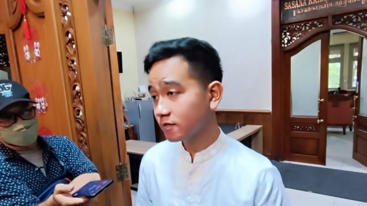 Wali Kota Surakarta Gibran Rakabuming Raka saat memberikan keterangan kepada wartawan di Solo, Rabu (26/4/2023). ANTARA/Aris Wasita