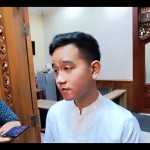 Wali Kota Surakarta Gibran Rakabuming Raka saat memberikan keterangan kepada wartawan di Solo, Rabu (26/4/2023). ANTARA/Aris Wasita-1682592716