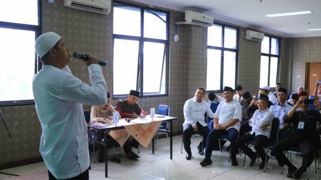 Wali Kota Tangerang Arief R Wismansyah saat meninjau lomba adzan yang dilaksanakan di kantor Disnaker kota Tangerang, Jumat.