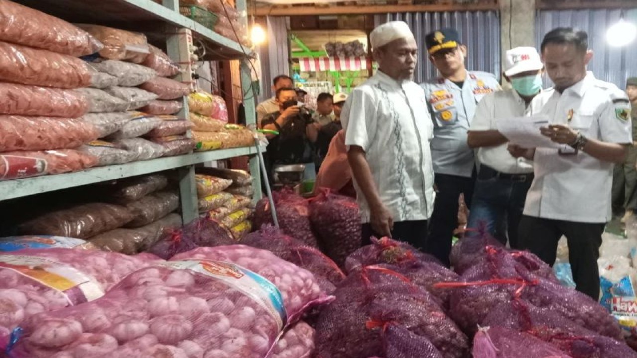 Wali Kota Palangka Raya, Kalimantan Tengah Fairid Naparin bersama sejumlah instansi terkait melakukan pengawasan bahan pangan di Pasar Besar Jalan Ahmad Yani beberapa waktu lalu. ANTARA/Adi Wibowo