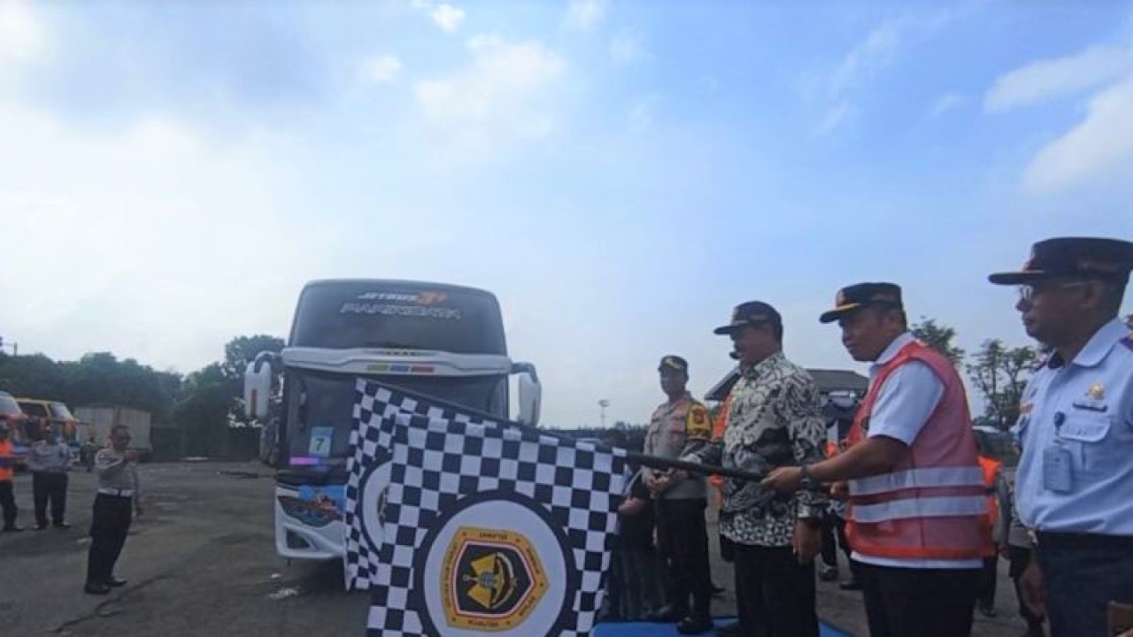 Wali Kota Madiun didampingi Sekretaris Dirjen Hubdat Kemenhub, Forkopimda Kota Madiun, dan OPD terkait melepas keberangkatan 15 unit bus angkutan balik Lebaran 2023 secara gratis yang digelar Kementerian Perhubungan (Kemenhub) dan Polres Madiun Kota Terminal Cargo Kota Madiun, Jatim, Jumat (28/4/2023). ANTARA/Louis Rika