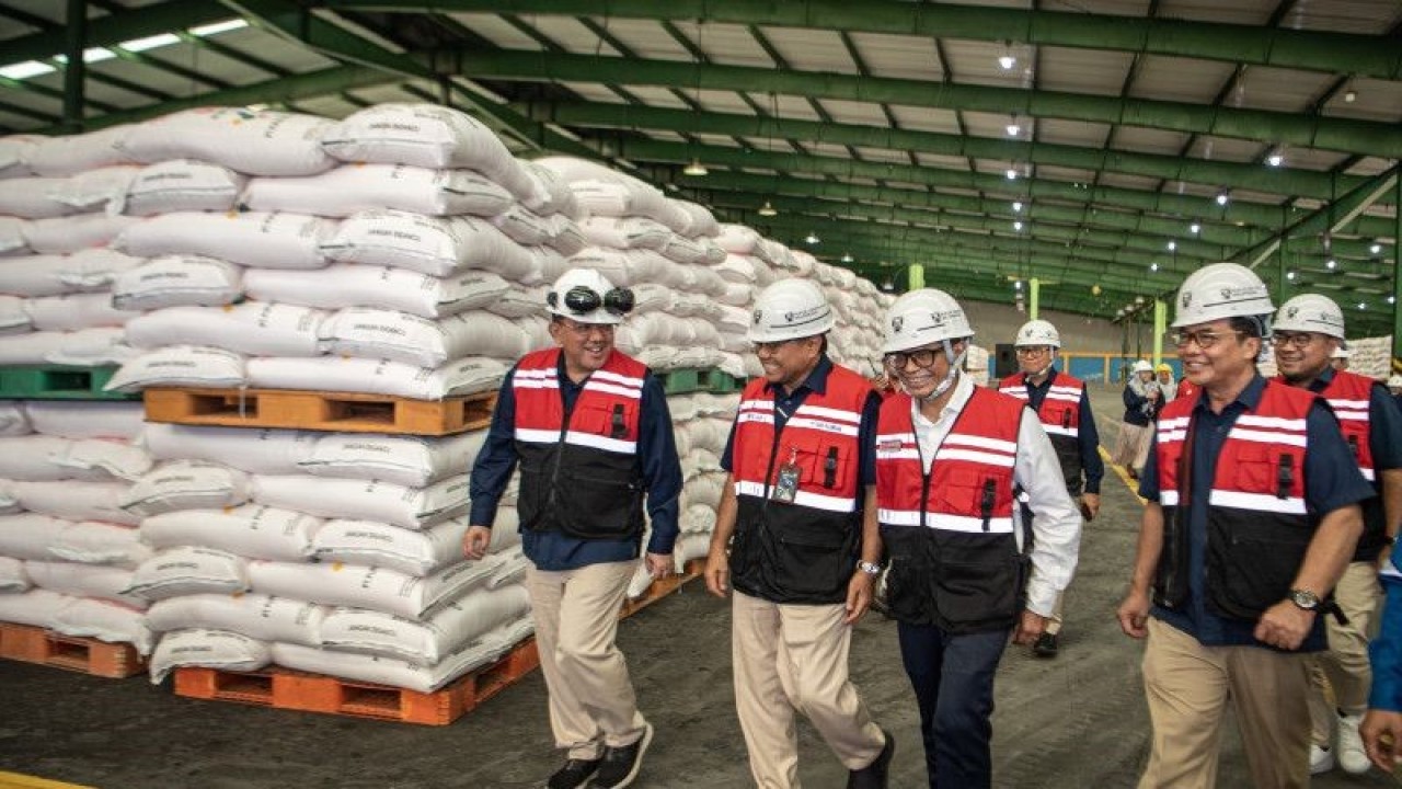 Wakil Menteri BUMN I Pahala Nugraha Mansury (kedua kanan) didampingi Direktur Produksi PT Pupuk Indonesia (Persero) Bob Indiarto (kanan) dan Direktur Utama PT Pupuk Sriwidjaja Palembang Tri Wahyudi Saleh (kedua kiri) dan Direktur Operasi & Produksi PT Pupuk Sriwidjaja Palembang Filius Yuliandi (kiri) meninjau gudang penyimpanan pupuk milik PT Pupuk Sriwidjaja Palembang, Sumatera Selatan, Senin (17/4/2023). ANTARA FOTO/Nova Wahyudi/foc. (ANTARA FOTO/NOVA WAHYUDI)