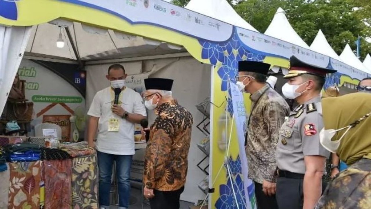 Wapres KH Ma'ruf Amin menghadiri acara Pengukuhan KDEKS Provinsi Kalsel dan Peresmian Kalsel Nasional Halal Fair 2023 di Halaman Kantor Gubernur Kalimantan Selatan Jalan Jenderal Sudirman Nomor 4, Antasan Besar, Kecamatan Banjarmasin Tengah, Kota Banjarmasin, Kalimantan Selatan, Selasa (11/4/2023). (NN/AS, BPMI-Setwapres)