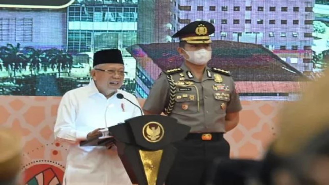 Wapres KH Ma'ruf Amin hadir pada acara Silaturahim Forum Kerukunan Umat Beragama (FKUB) dan Pengukuhan Komite Daerah Ekonomi Keuangan Syariah (KDEKS) Provinsi Gorontalo di Ballroom Aston Gorontalo Hotel, Kota Gorontalo, Jumat (14/4/2023). (DMA/SK-BPMI, Setwapres)