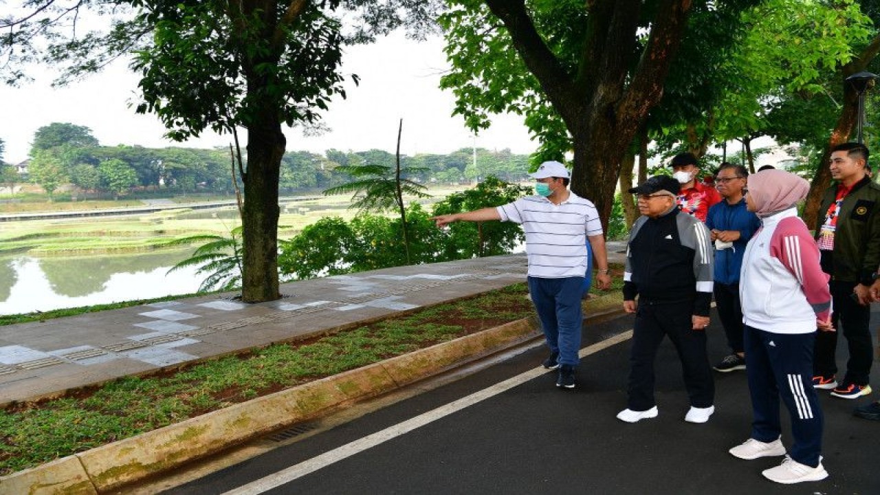 Wakil Presiden Ma'ruf Amin meninjau kunjungan wisatawan di Taman Mini Indonesia Indah, Jakarta, Jumat (28/4/2023). ANTARA/HO-BPMI Setwapres
