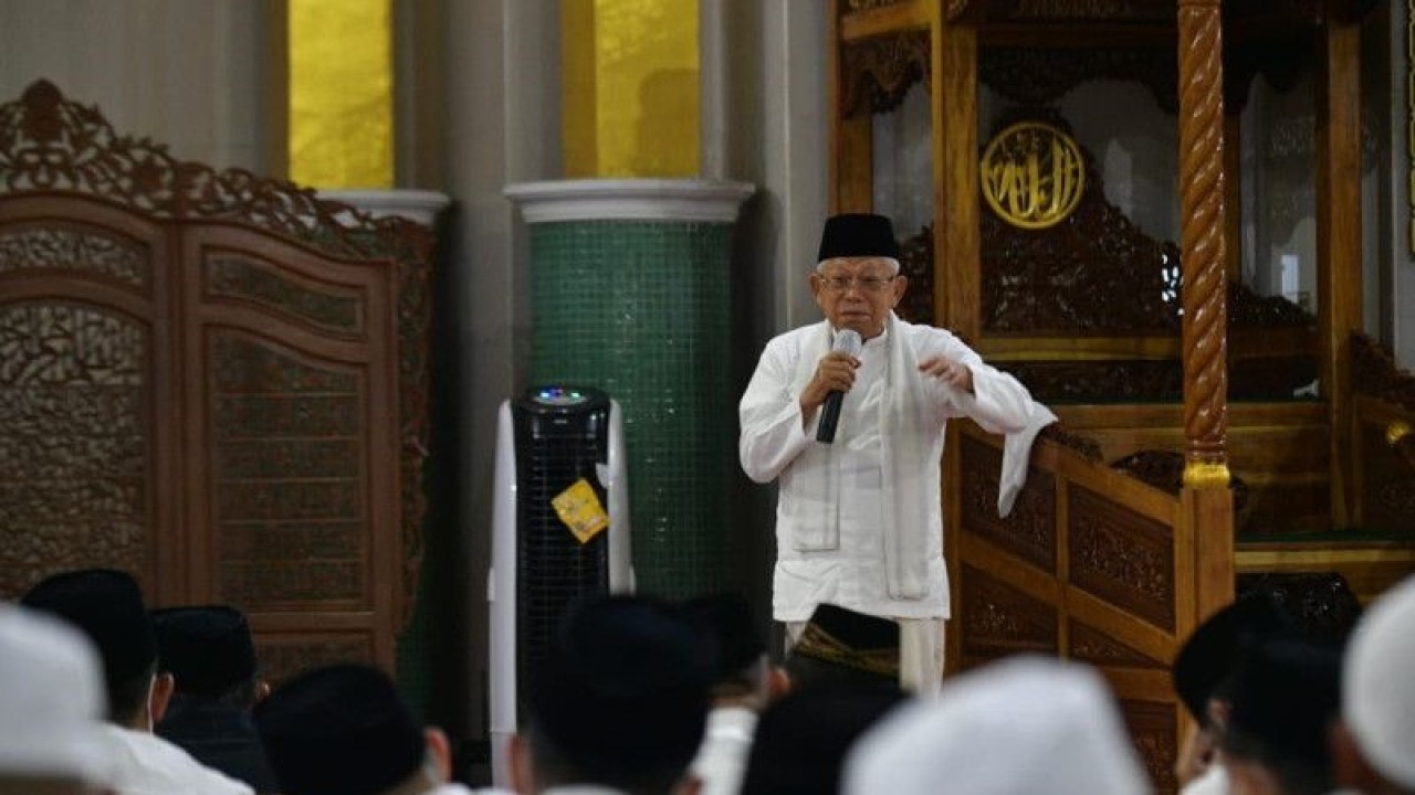 Wakil Presiden Ma'ruf Amin saat memberikan tausiah Ramadhan sebelum menunaikan salat Tarawih di Masjid Agung Al Munawwarah, Banjarbaru, Kalimantan Selatan, Senin (10/4/2023). ANTARA/HO-BPMI Setwapres