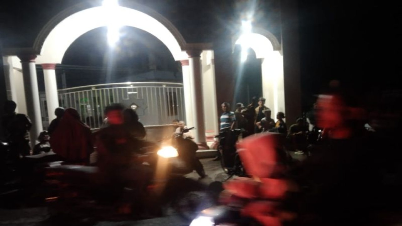 Warga Tiku, Kecamatan Tanjungmutiara, Kabupaten Agam, mengungsi ke daerah lebih aman.