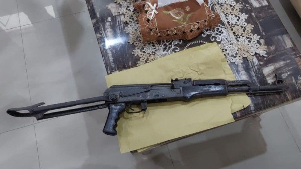 Sepucuk senjata api senapan serbu jenis AK-56 sisa konflik Aceh diserahkan warga ke Polres Aceh Tamiang, Kamis (6/4/2023). (ANTARA/HO-Polres Aceh Tamiang)