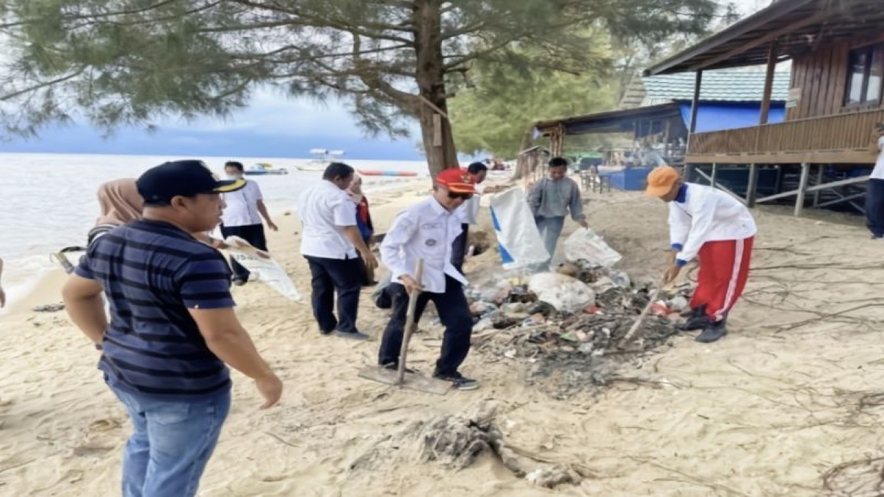 Pemerintah kecamatan, desa dan masyarakat bergotong royong membersihkan sampah di objek wisata Pantai Ujung Pandaran, (26/4/2023). (ANTARA/HO-Kecamatan Teluk Sampit)