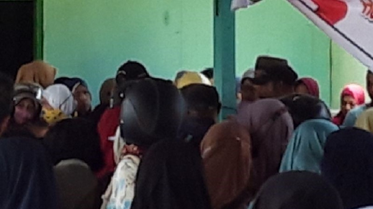 Warga Biak Numfor, Papua membeli bahan pokok di pasar murah Pemkab Biak Numfor pada Rabu (19/4/2023). ANTARA/Muhsidin