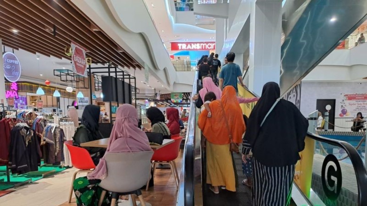 Warga Kota Pangkalpinang memadati pusat perbelanjaan pada Rabu (26/4/2023). (ANTARA/Aprionis)