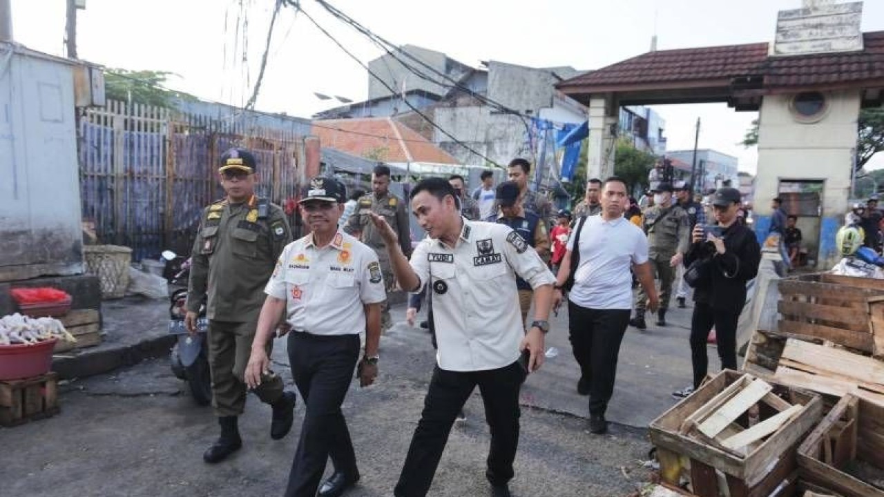 Wakil Wali Kota Tangerang Sachrudin (tengah) didampingi Kasatpol PP Wawan Fauzi (kiri) dan Camat Tangerang Yudi (kanan) berjalan di sekitar Pasar Anyar dalam penertiban PKL yang berjualan di trotoar sehingga menganggu aktivitas warga dan pembeli. ANTARA