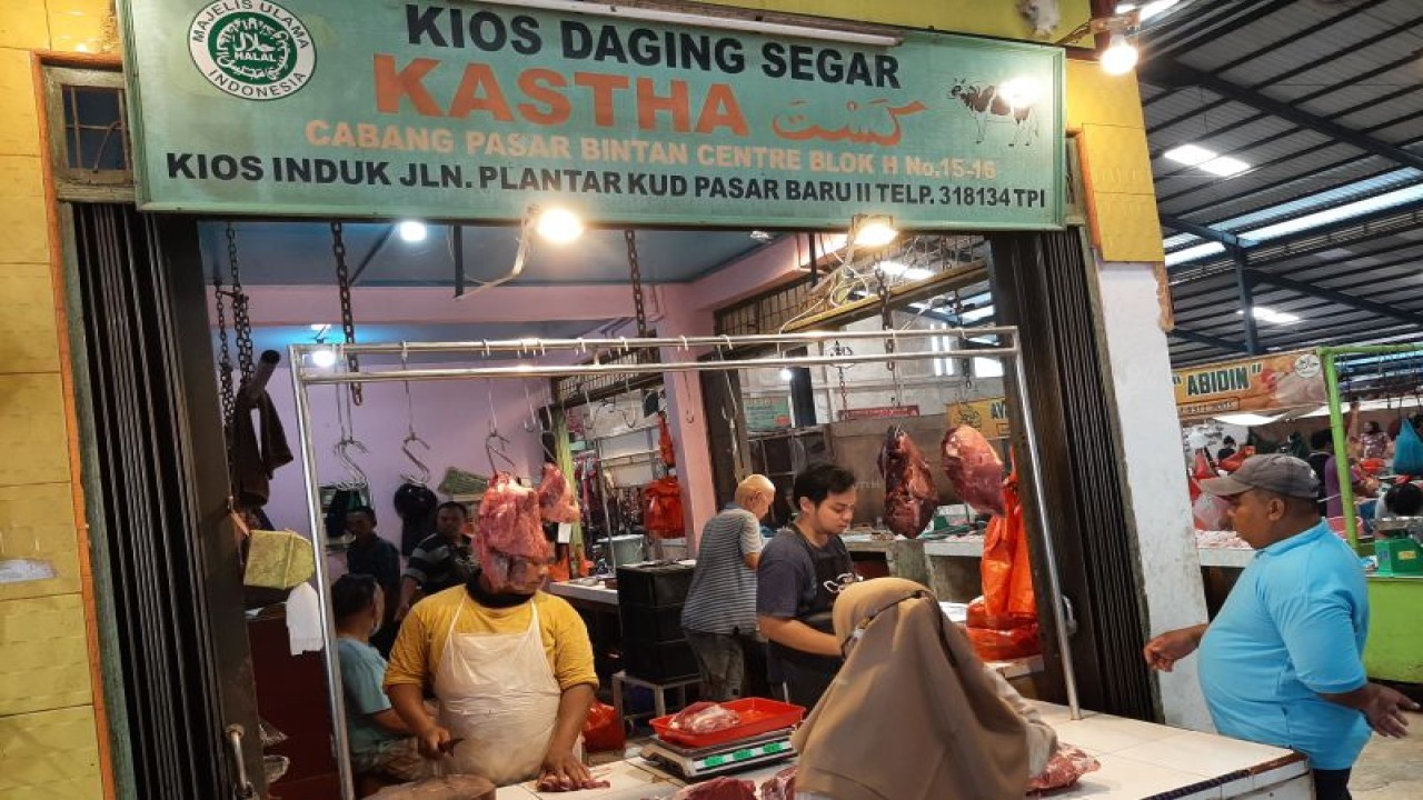 Warga membeli daging sapi segar di pasar Bintan Center, Tanjungpinang, Kepri, Selasa (18/4/2023). (Ogen)