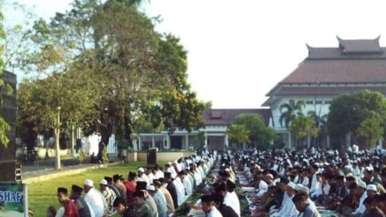 Dokumen Shalat Id warga Muhammadiyah Pamekasan pada Lebaran sebelumnya di halaman Bakorwil 4 Pamekasan. (Azis Azhari Maulana)