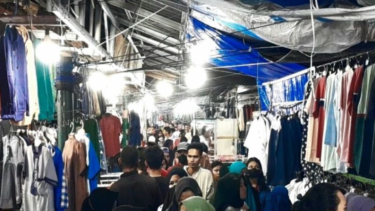 Warga yang datang untuk berbelanja di Kawasan Pasar Lentora Kota Palu, Sulawesi Tengah, Rabu (19/4) Foto ANTARA/ (Rangga Musabar)