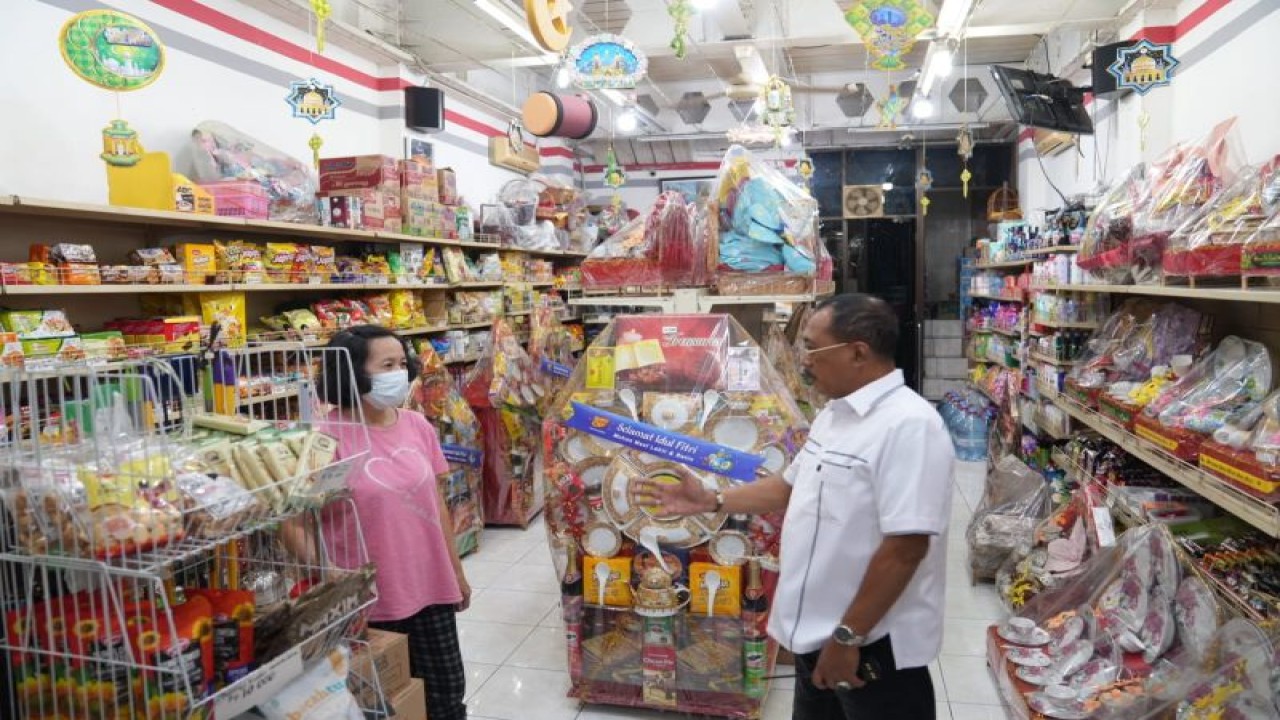 Wakil Wali Kota Surabaya Armuji saat mengunjungi tempat produksi bingkisan atau parcel Lebaran di Jalan Walikota Mustajab atau Ondomohen, Kota Surabaya pada Rabu (5/4/2023).  (ANTARA/HO-Pemkot Surabaya)
