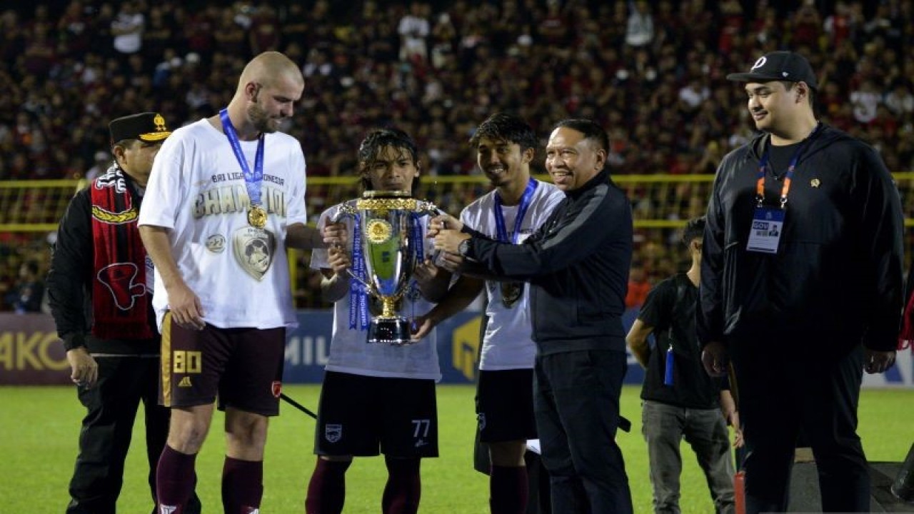 Wakil Ketua Umum PSSI Zainuddin Amali (kedua kanan) menyerahkan tropi juara BRI Liga 1 disaksikan Menteri Pemuda Olahraga Dito Ariotedjo (kanan) di Stadion Gelora BJ Habibie, Kabupaten Pare-Pare, Sulawesi Selatan, Minggu (16/4/2023). PSM Makassar berhasil keluar sebagai juara BRI Liga 1 2022/2023. ANTARA FOTO/Abriawan Abhe/YU