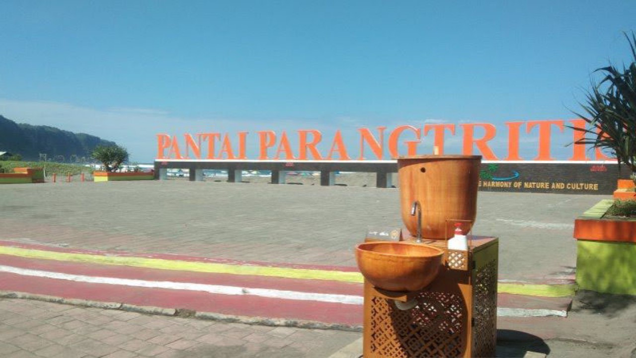 Objek wisata Pantai Parangtritis, salah satu destinasi wisata di Kabupaten Bantul, Daerah Istimewa Yogyakarta (ANTARA/Hery Sidik)