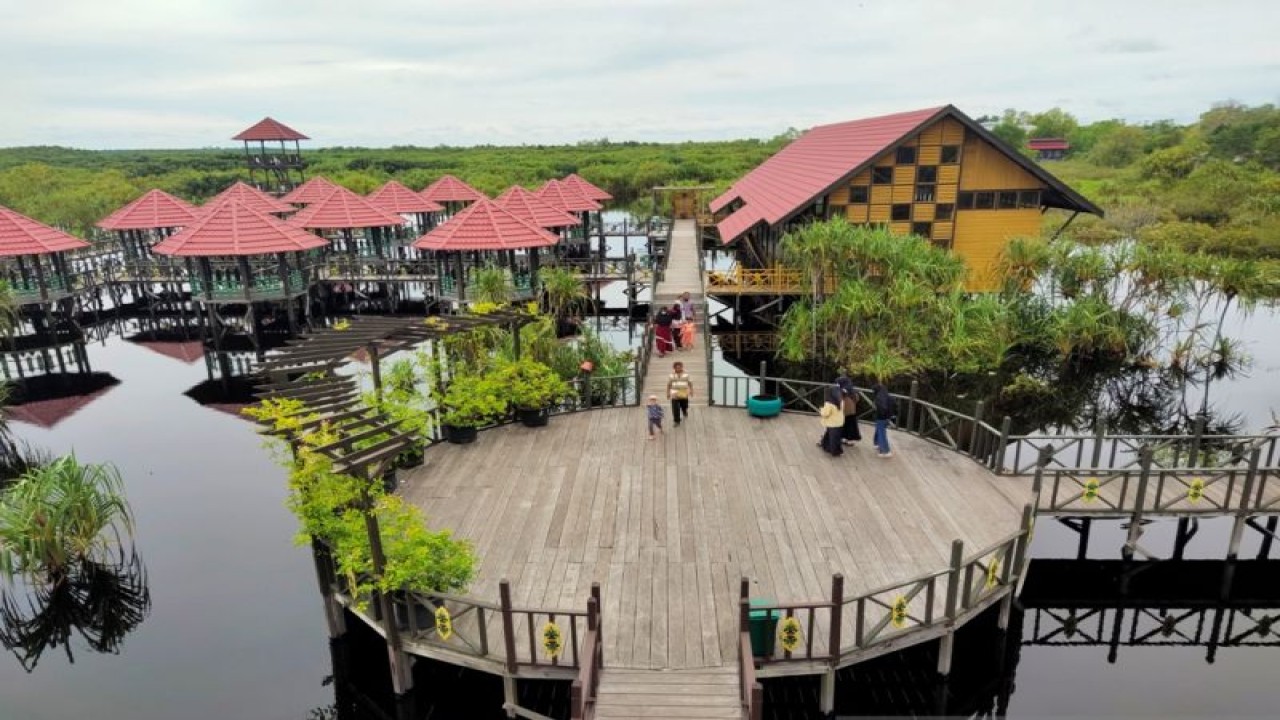Warga saat berwisata di objek Wisata Air Hitam Kereng Bangkirai, Palangka Raya. (ANTARA/Rendhik Andika)