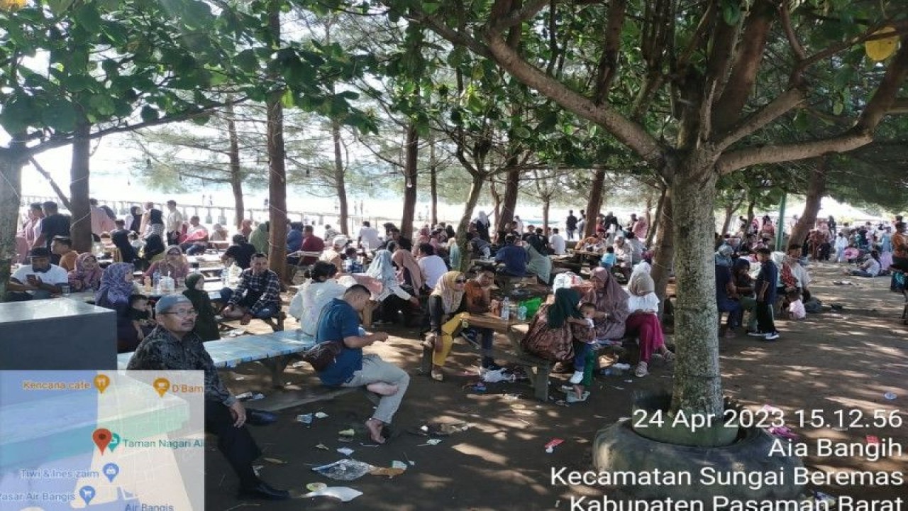 Pantai Air Bangis di Kabupaten Pasaman Barat padat dikunjungi warga selama libur Lebaran 2023 pada Senin (24/4/2023). ANTARA