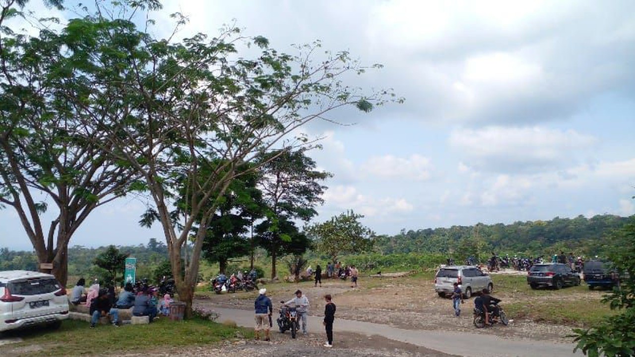 Sejumlah pengendara dan wisatawan berisitrahat di salah satu tempat di Jalan Kutalimbaru, Deliserdang, Selasa (25/4/2023). (ANTARA/M Sahbainy Nasution)