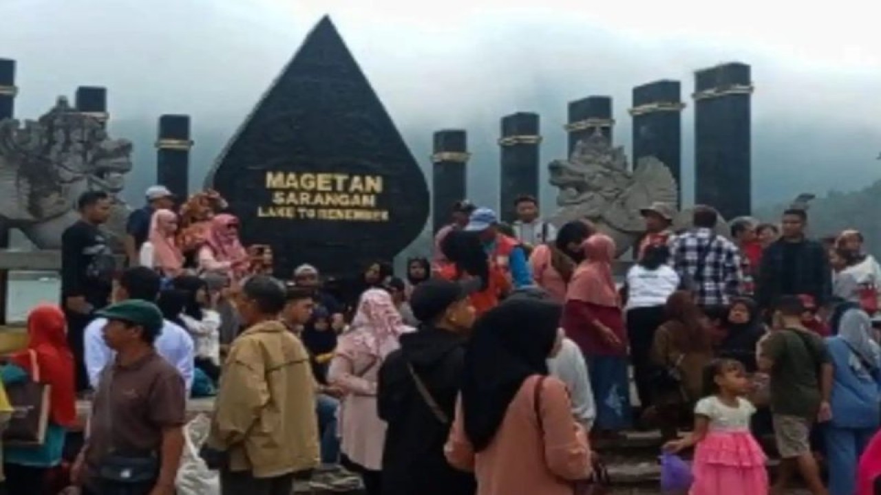 Objek wisata Telaga Sarangan di Kelurahan Sarangan, Kecamatan Plaosan, Kabupaten Magetan, Jawa Timur, ramai dikunjungi wisatawan pada libur Lebaran 2023. ANTARA/HO-Diskominfo Kabupaten Magetan