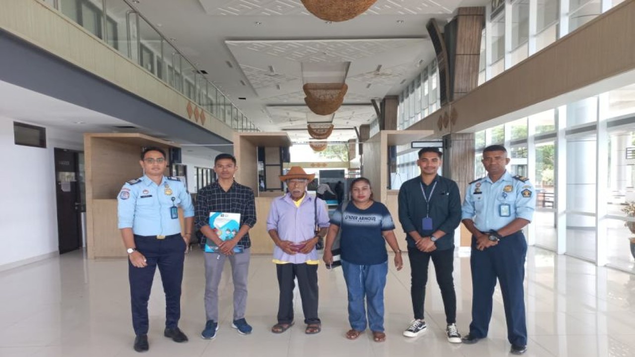 Petugas Kantor Imigrasi Kelas II TPI Atambua mendampingi dua WNA asal Timor Leste (ketiga kanan dan keempat kanan) saat dideportasi melalui PLBN Mota'ain di Kabupaten Belu, NTT, Selasa (25/4/2023). ANTARA/HO-Kantor Imigrasi Kelas II TPI Atambua
