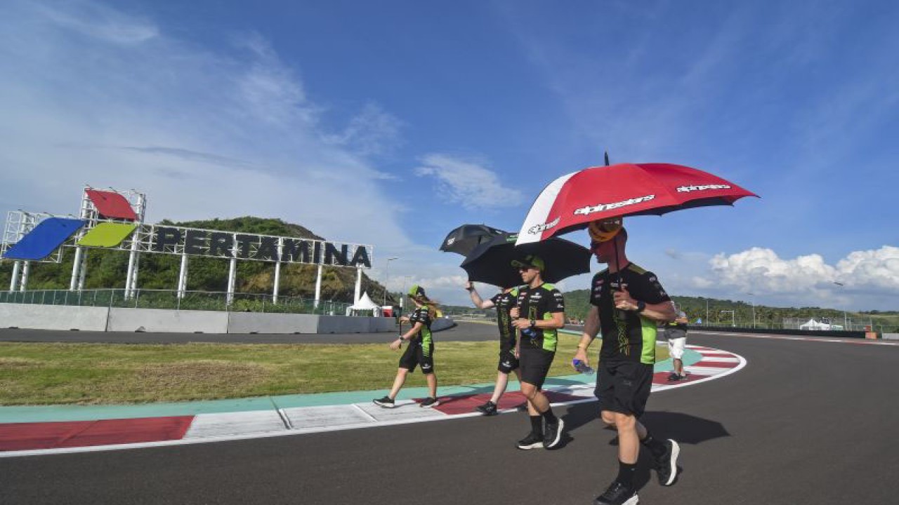 Pebalap Kawasaki Racing Team WorldSBK Jonathan Rea (kanan) bersama timnya mengikuti sesi pengenalan lintasan (track familirization) di Pertamina Mandalika International Street Circuit, KEK Mandalika, Desa Kuta, Kecamatan Pujut, Praya, Lombok Tengah, NTB, Kamis (2/3/2023). .ANTARA FOTO/Ahmad Subaidi/hp (ANTARA FOTO/AHMAD SUBAIDI)