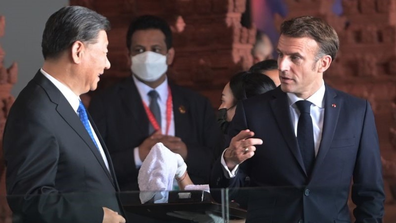 Presiden China Xi Jinping (kiri) berbincang dengan Presiden Prancis Emmanuel Macron (kanan) sebelum mengikuti sesi pembukaan KTT G20 Indonesia 2022 di Nusa Dua, Bali, Selasa (15/11/2022). ANTARA FOTO/Media Center G20 Indonesia/Galih Pradipta/wsj. (MEDIA CENTER G20 INDONESIA/GALIH PRADIPTA)
