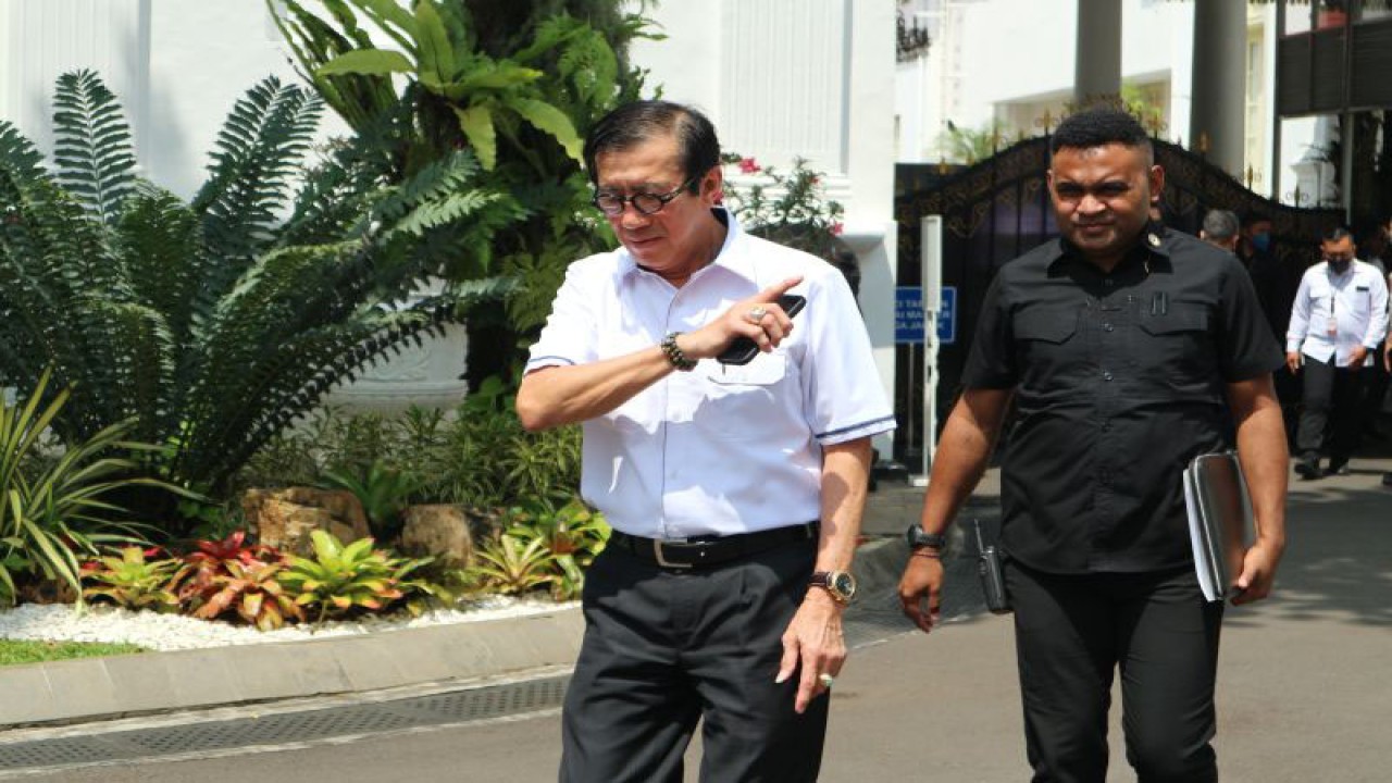 Menteri Hukum dan HAM (Menkumham) Yasonna H Laoly di lingkungan istana kepresidenan Jakarta pada Jumat (28/4/2023). (ANTARA/Desca Lidya Natalia)