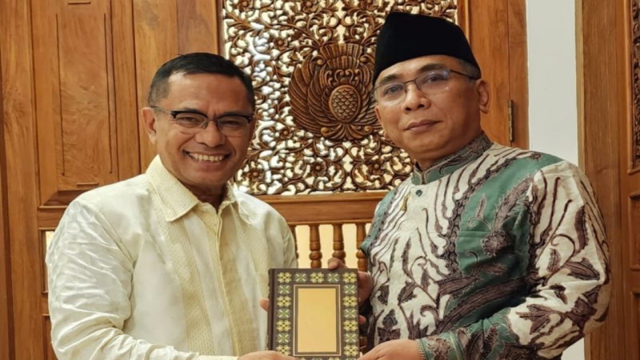 Ketua Umum Yayasan Muslim Sinarmas Saleh Husin (kiri) saat menyerahkan wakaf Al Quran ke Ketua Umum PBNU Yahya Cholil Staquf. (ANTARA/HO-Yayasan Muslim Sinarmas)