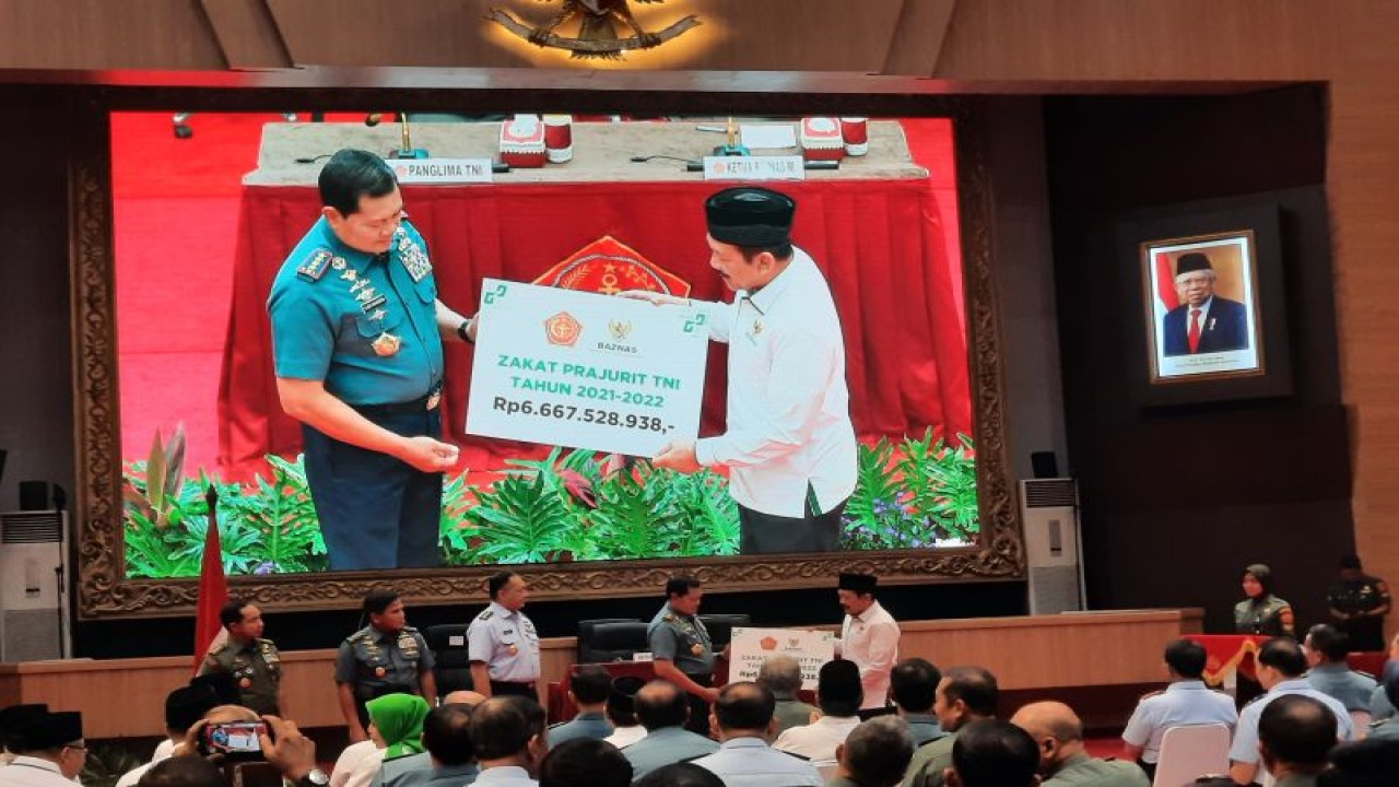 Panglima TNI Laksamana Yudo Margono menyerahkan zakat prajurit TNI kepada Ketua Badan Amil Zakat Nasional (Baznas) Noor Achmad di Aula Gatot Subroto - Denma Mabes TNI Cilangkap, Jakarta Timur, Rabu (5/4/2023). (ANTARA/Fath Putra Mulya)