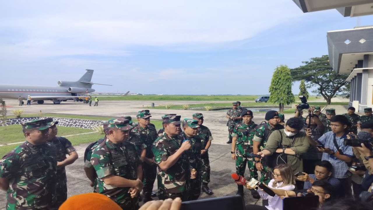 Panglima TNI Laksamana TNI Yudo Margono saat memberikan keterangan pers di Base Ops Lanudal Juanda Surabaya, Selasa (18/4/2023). ANTARA/Indra