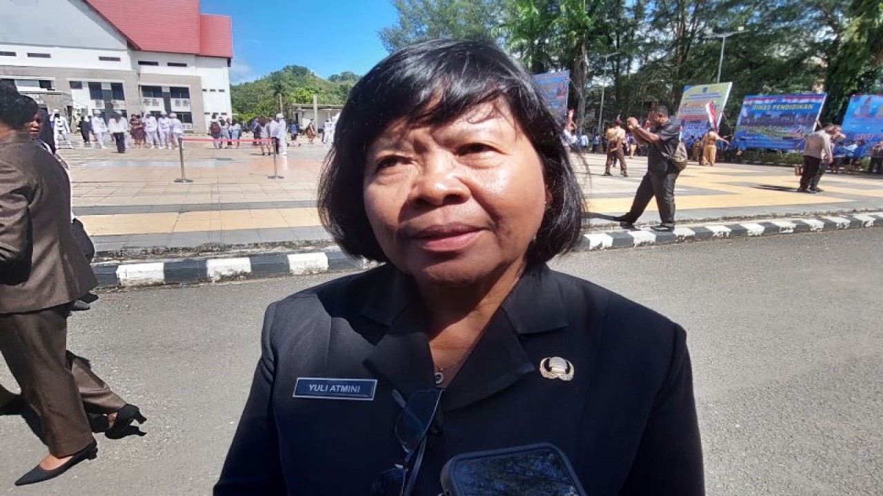 Kepala Dinas Pendidikan Kota Sorong, Yuli Atmini. (ANTARA/Yuvensius Lasa Banafanu)