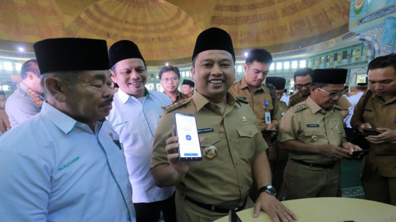 Wali Kota Arief saat Peluncuran Gerakan Membayar Zakat Serentak di Masjid Raya Al-Azhom, Senin.