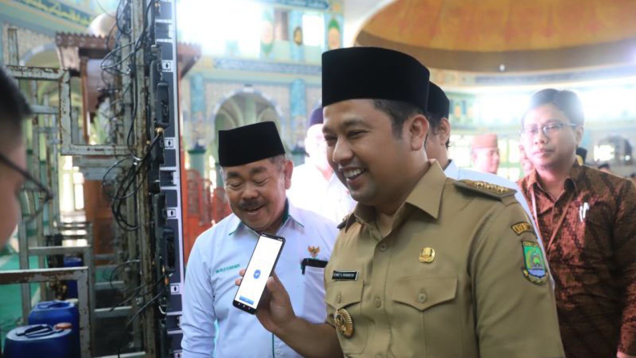 Wali Kota Arief menunjukan bukti pembayaran zakat kepada petugas dalam kegiatan Layanan Zakat Serentak, yang dilaksanakan di Masjid Raya Al-Azhom, Senin (03/04/23).