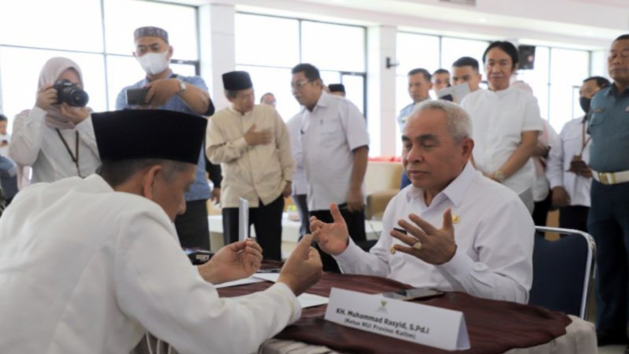 Gubernur Kalzim Isran Noor saat membayarkan zakat ke Baznas Kaltim (Diskkminfo Kaltim)
