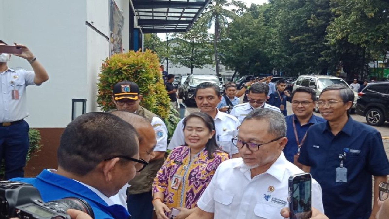Menteri Perdagangan, Zulkifli Hasan tiba di lokasi bazar ramadhan di Gedung Olahraga (GOR) Cengkareng Barat, Cengkareng, Jakarta Barat, Kamis (5/4). (ANTARA/Redemptus Elyonai Risky Syukur)