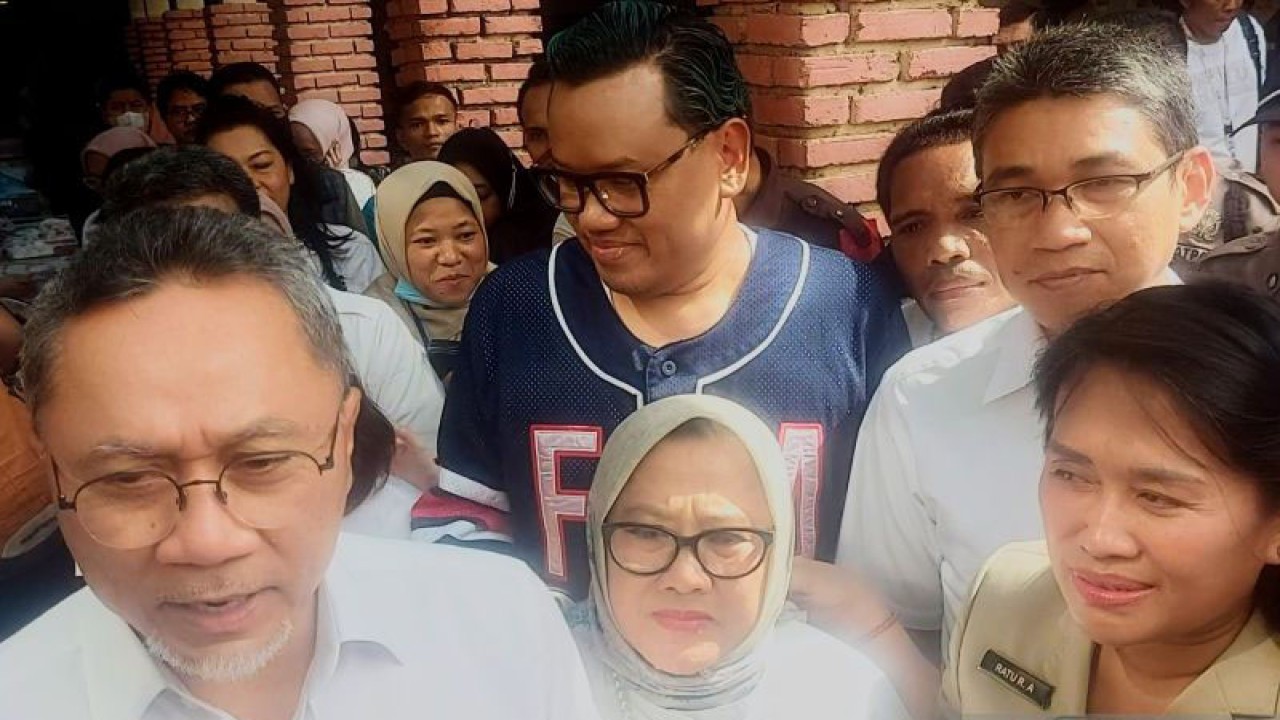 Menteri Perdagangan Zulkifli Hasan (kiri) dan Kepala Dinas Perindustrian Perdagangan Koperasi Usaha Kecil dan Menengah DKI Jakarta Elizabeth Ratu Rante Allo (kanan) didampingi presenter Surya Utama alias Uya Kuya di Apartemen Kalibata City, Jakarta Selatan, Selasa (4/4/2023). ANTARA/Abdu Faisal