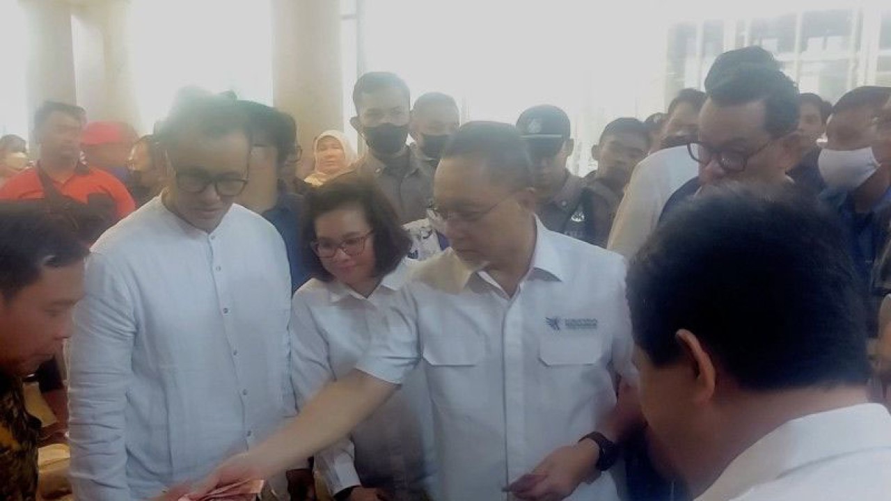 Menteri Perdagangan Zukifli Hasan membeli produk Usaha Mikro Kecil Menengah di pasar murah Apartemen Kalibata City, Jakarta Selatan, Selasa (4/4/2023). ANTARA/Abdu Faisal