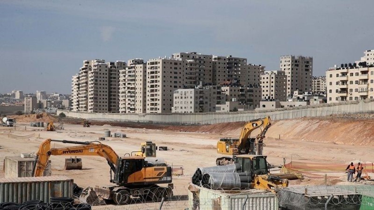 Arsip - Area konstruksi tempat Israel berencana membangun permukiman Yahudi besar-besaran di lokasi bandara yang terbengkalai di Yerusalem timur, Israel (25/11/2021). (ANTARA/Xinhua/Muammar Awad/aa.)