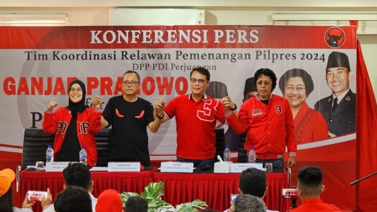 Sesi foto bersama Tim Koordinasi Relawan Pemenangan Pilpres PDI Perjuangan usai konferensi pers di Jakarta, Jumat (12/5/2023). (ANTARA/HO-PDI Perjuangan)