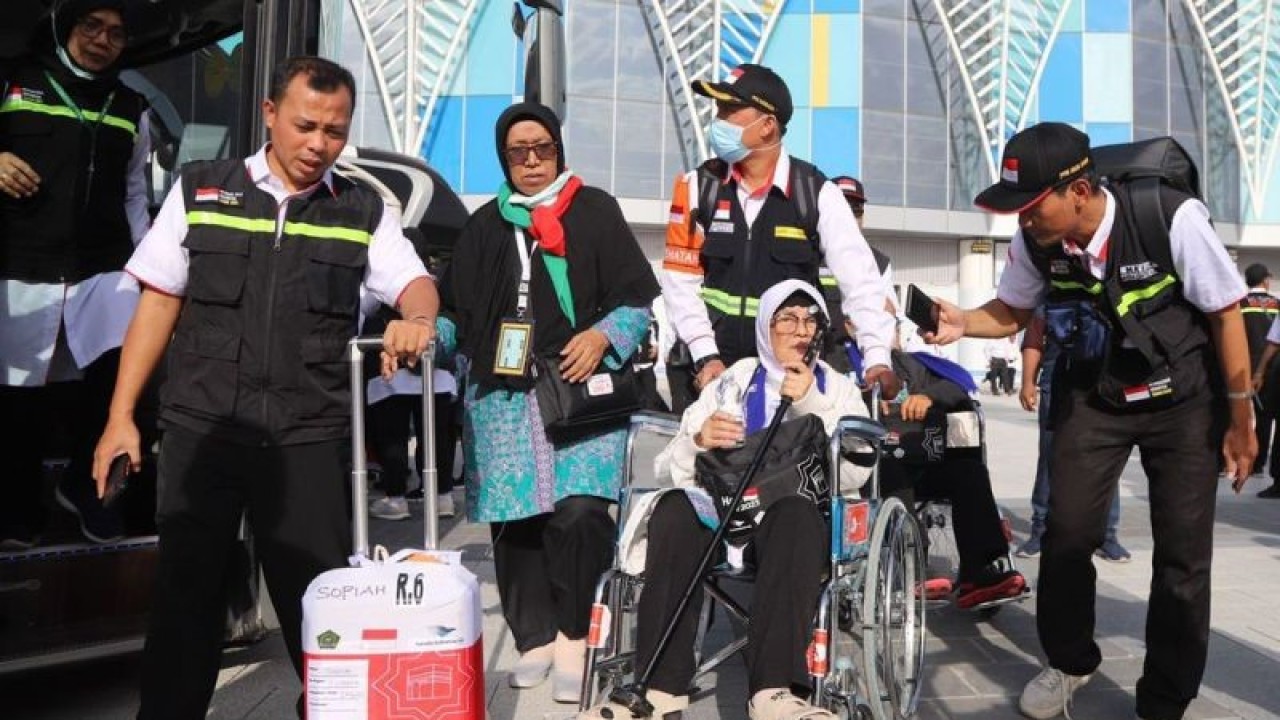 Petugas PPIH Arab Saudi membantu jamaah calon haji kloter pertama JKG 01 yang menggunakan kursi roda setibanya di Bandara Amir Muhammad bin Abdul Aziz (AMAA) Madinah, Arab Saudi, Rabu (24/5/2023). Sebanyak 390 calon haji dan empat petugas kloter tiba di Madinah untuk melaksanakan prosesi ibadah haji dengan memanfaatkan layanan cepat keimigrasian di bandara oleh pemerintah Arab Saudi. ANTARA FOTO/HO/Media Center Haji 2023/tom.