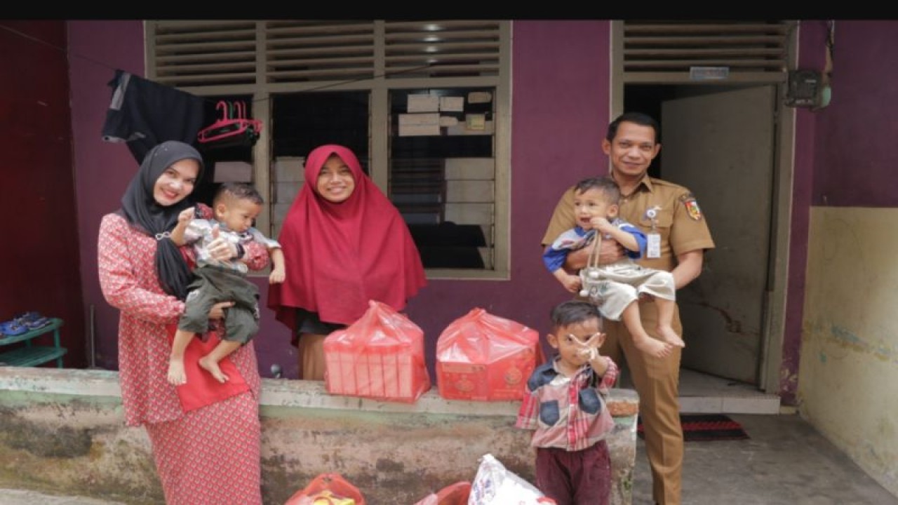 Kepala Dinas Perumahan Rakyat dan Kawasan Pemukiman Kota Pekanbaru, Mardiansyah didampingi Istri Prima Dona NST dan Kasubag Umum Syarif mengunjungi rumah anak asuh stunting di Kecamatan Sail. (ANTARA/HO-Pemko Pekanbaru)