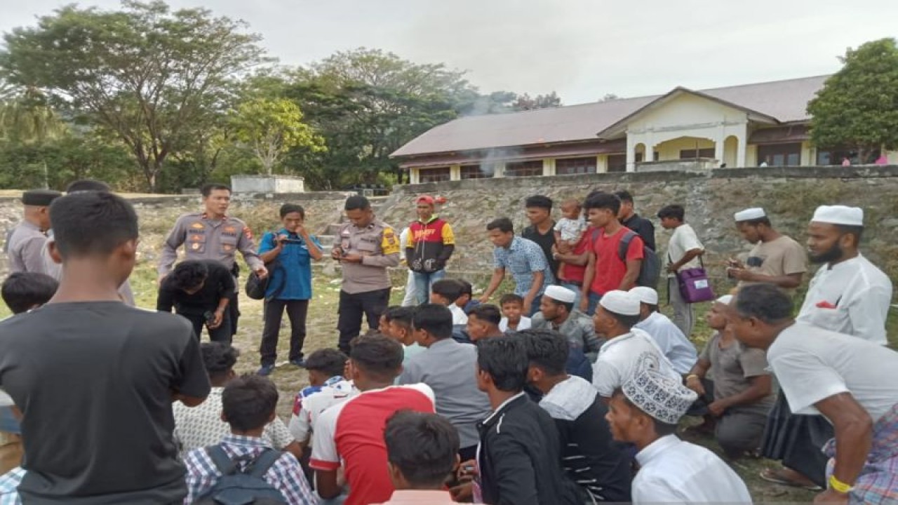 Pengungsi Rohingya saat berkumpul sebelum diberangkatkan ke Padang Tiji, Pidie, Rabu (4/5/2023) (ANTARA/HO/Humas Polresta Banda Aceh)